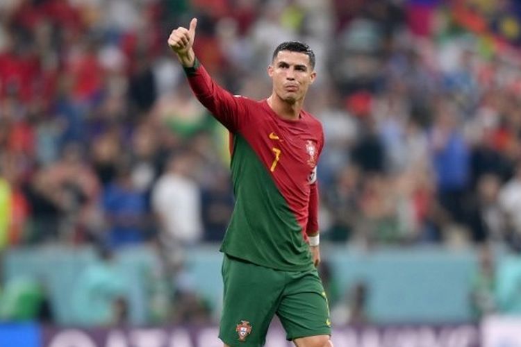 Cristiano Ronaldo memberikan reaksi kepada para penggemar setelah kemenangan Portugal atas Swiss di babak 16 besar Piala Dunia 2022. Laga Portugal vs Swiss di Stadion Lusail pada Rabu (7/12/2022).