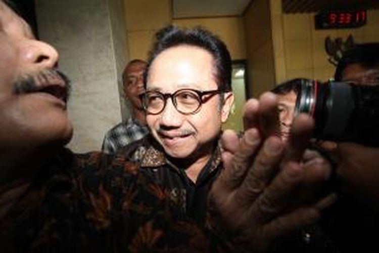 Sekretaris Jenderal Kementerian Energi dan Sumber Daya Mineral Waryono Karno (kanan) diperiksa Komisi Pemberantasan Korupsi di Jakarta Senin (21/10/2013). Waryono diperiksa sebagai saksi bagi tersangka Rudi Rubiandini terkait dugaan suap di SKK Migas. 