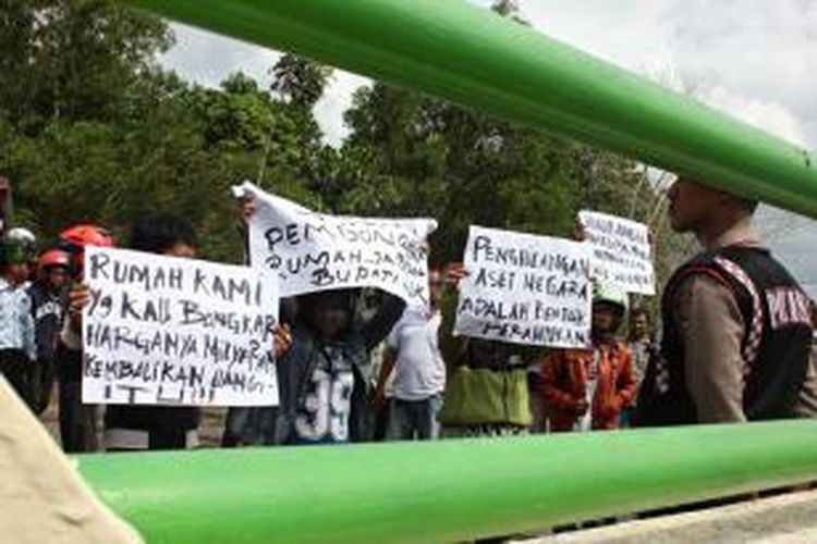 Ratusan warga Nunukan menggelar demo di depan kantor Kejaksaan Negeri Nunukan. Mereka menuntu kejaksaan menyelesaiakn kasus korupsi pengadaan tanah dan kasus pem,bongkaran rumah jabatan Buapti Nunukan. Menurut mereke masih ada pejabat yang belum diproses hulum dalam kasus tersebut.