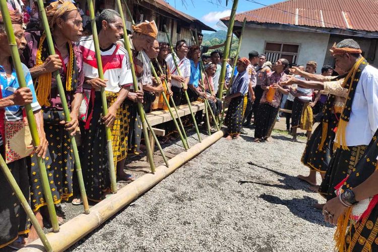 Musik bambu memberikan semangat kepada para petarung Etu dalam tradisi Etu di Kampung Lembah Wulu, Kecamatan Maupongo, Kabupaten Nagekeo, NTT, Minggu, (1/3/2020). (HANDOUT/HUMAS PEMDA NAGEKEO)