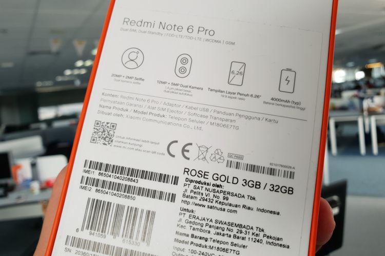 Di bagian belakang dus terdapat lembar spesifikasi ponsel Redmi Note 6 Pro. 