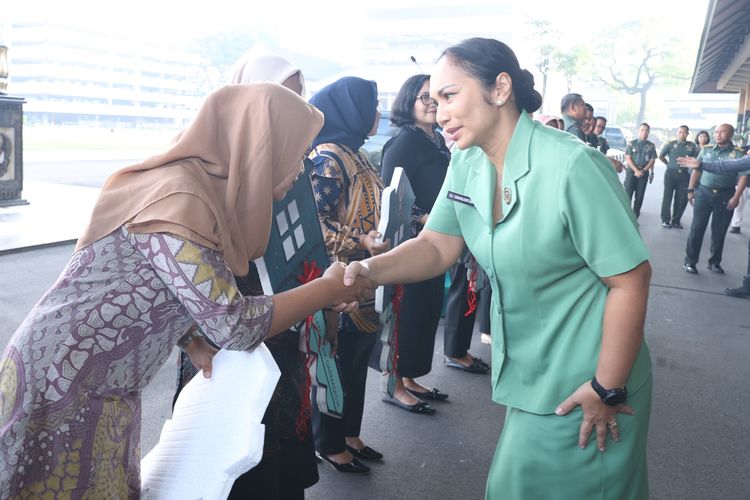 TNI AD serahkan bantuan ke Warakawuri (TNI AD)
