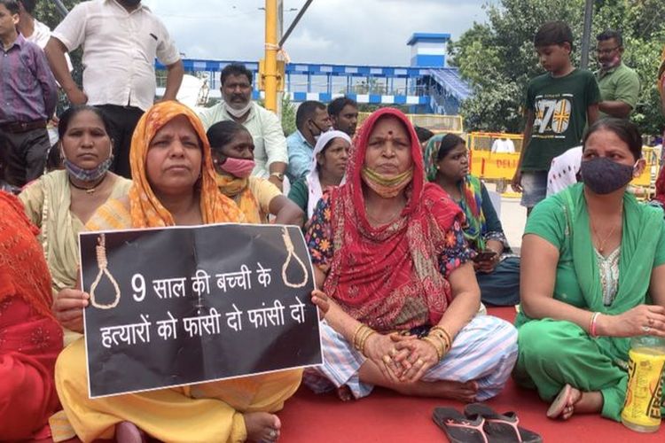 Ratusan pengunjuk rasa berkumpul di krematorium Delhi, India. Mereka menuntut keadilan atas gadis dari kasta Dalit, kasta terendah di India, yanf diperkosa, dibunuh, dan dikremasi secara paksa.