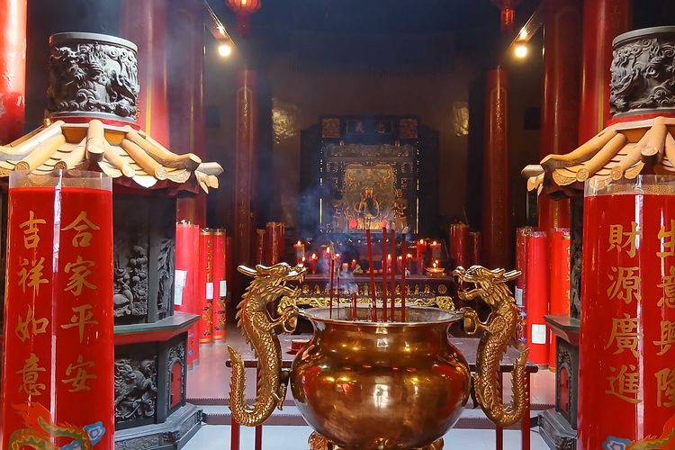 Kelenteng Kwan Tie Miau Pangkalpinang, Bangka Belitung dalam persiapan Imlek, Rabu (11/2/2026).