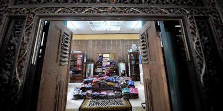 Ndalem atau ruang keluarga pedagang batik Laweyan, Solo, yang kini lazim dijadikan gerai penjualan batik. Rumah saudagar batik yang dulu tertutup bagi umum kini terbuka seiring dibukanya Kampoeng Batik Laweyan sejak tahun 2005.