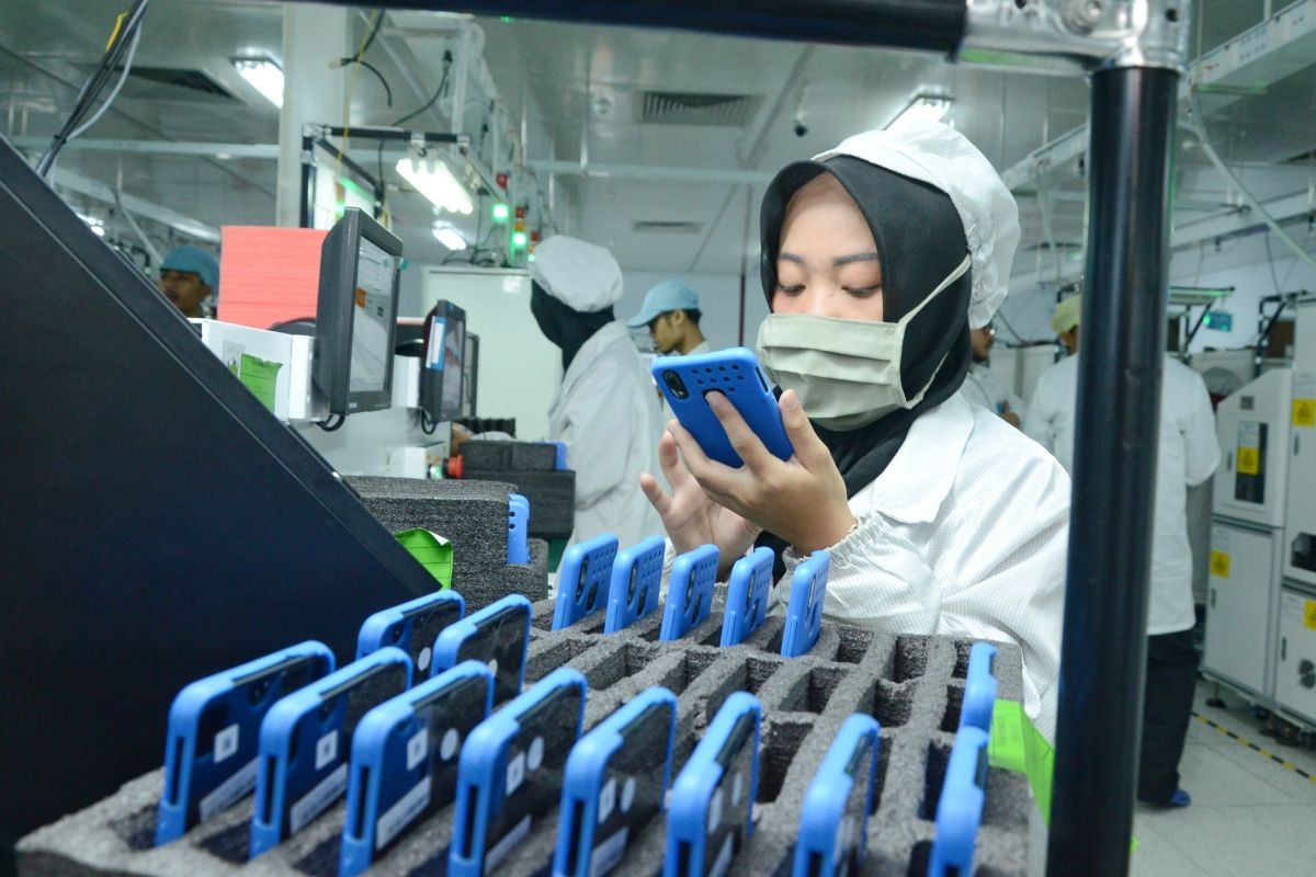 Seorang karyawan di pabrik smartphone Vivo di Cikupa, Tangerang, Banten mengecek unit ponsel di lini produksi.