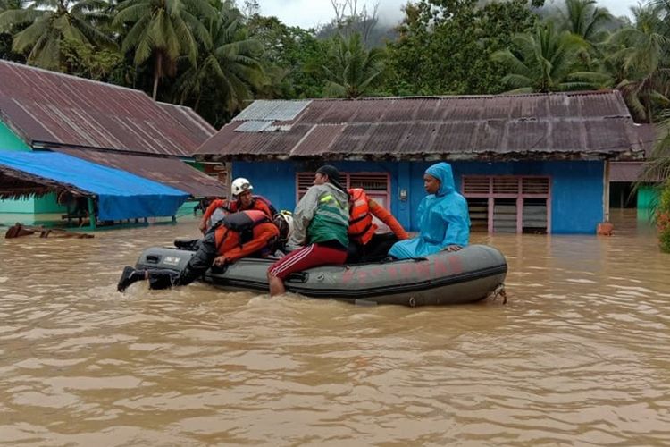 Personel Basarnas Kendari mengevakuasi warga yang terjebak banjir bandang dengan perahu karet di Kecamatan Dangia, Kolaka Timur, Sulawesi Tenggara, Minggu (9/6/2019). Banjir bandang merendam 11 desa di 3 kecamatan di Kabupaten Kolaka Timur akibat luapan Sungai Konaweha disebabkan intensitas hujan tinggi dan data sementara BPBD Kolaka Timur sebanyak 35 unit rumah terendam, 130 hektare sawah terendam dan 6 desa lain di wilayah tersebut belum bisa diakses disebabkan jalan terputus.