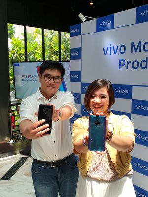 Ricky Bunardi, Product Manager Vivo Indonesia (kiri) dan Tyas Rarasmurti, PR Manager Vivo Indonesia (kanan) saat memamerkan Vivo S1 Pro ke hadapan awak media di Jakarta, Senin (18/11/2019).
