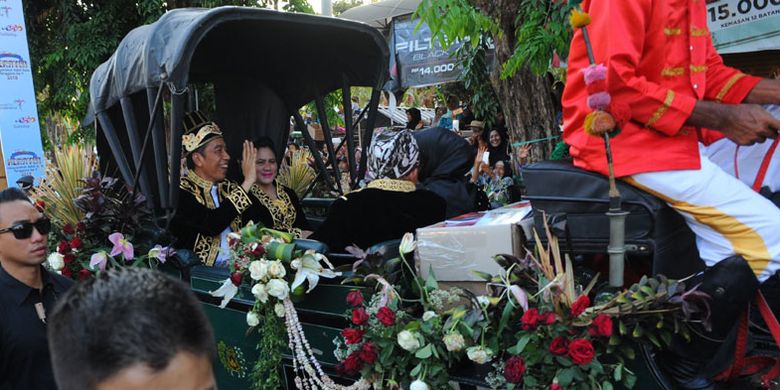 Presiden Joko Widodo (kedua kiri) melambaikan tangan didampingi Ny. Iriana Joko Widodo (kedua kanan) saat menghadiri Festival Keraton dan Masyarakat Adat ASEAN Ke-5 (FKMA), di Sumenep, Jawa Timur, Minggu (28/10/2018). Jokowi membuka FKMA yang dihadiri 58 keraton 230 kerajaan dan kedatuan serta lembaga adat dan perwakilan sejumlah negara ASEAN.