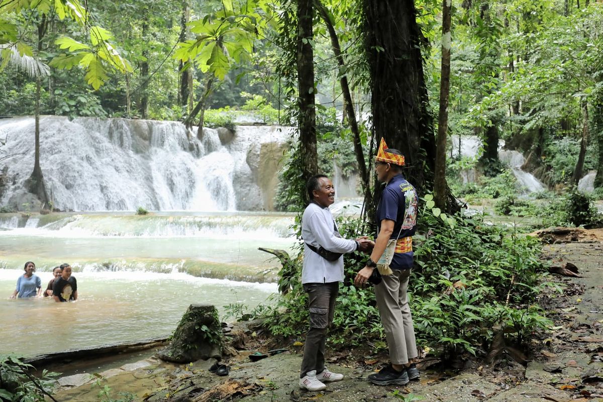 Menteri Pariwisata dan Ekonomi Kreatif Sandiaga Uno saat berkunjung ke air terjun Moramo, Kendari.