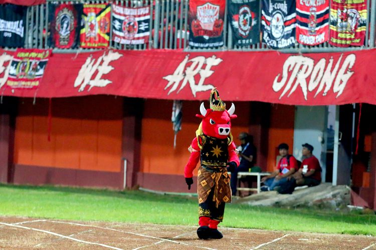 Maskot Madura United saat menggunakan kostum bertemakan Gatotkaca saat pertandingan pekan ke-19 Liga 1 2022-2023 melawan persib Bandung yang berakhir dengan skor 0-1 di Stadion Gelora Ratu Pamelingan Pamekasan, Jumat (20/1/2023) malam.