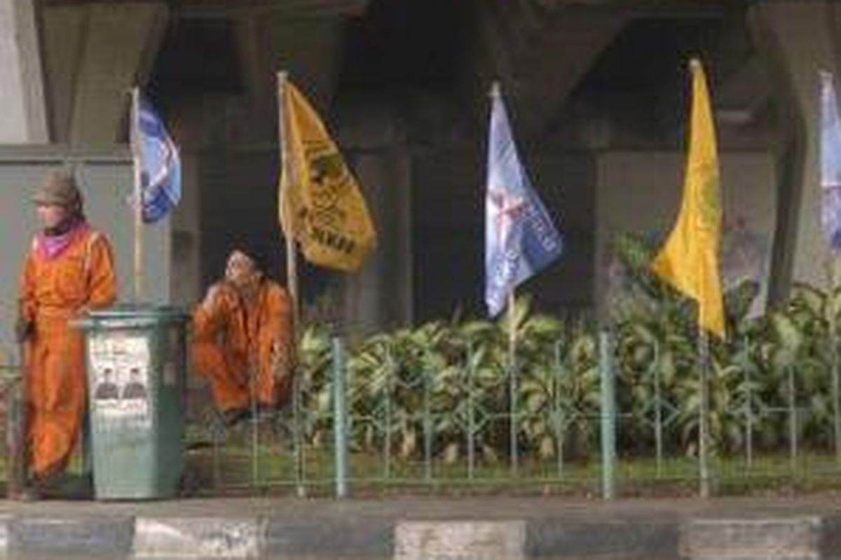 Berbagai bendera partai mulai menghiasi jalan-jalan seperti yang terlihat di bawah Fly Over di Kawasan Senen, Jakarta Pusat.