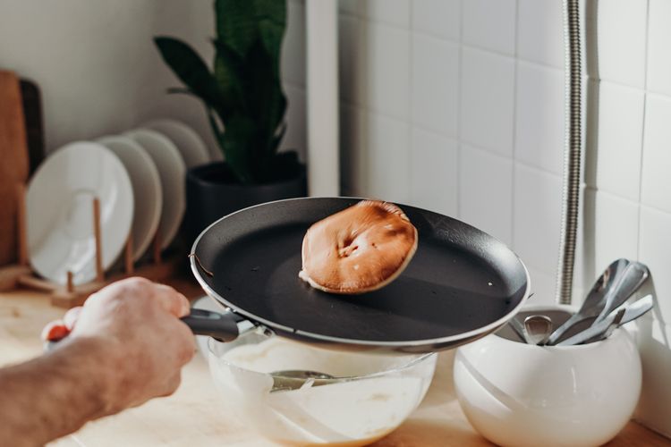 Ilustrasi cara membuat pancake menggunakan teflon