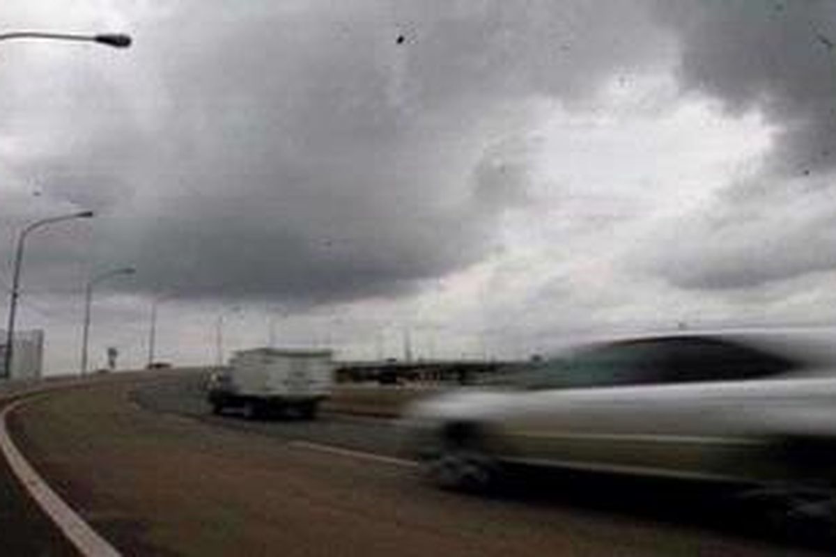 Ilustrasi: Sejumlah mobil melintasi ruas Jalan Tol Lingkar Luar Barat I (JORR) W1 seperti yang terlihat di simpang susun di daerah Puri Indah, Jakarta Barat, Rabu (17/2/2010) silam. 