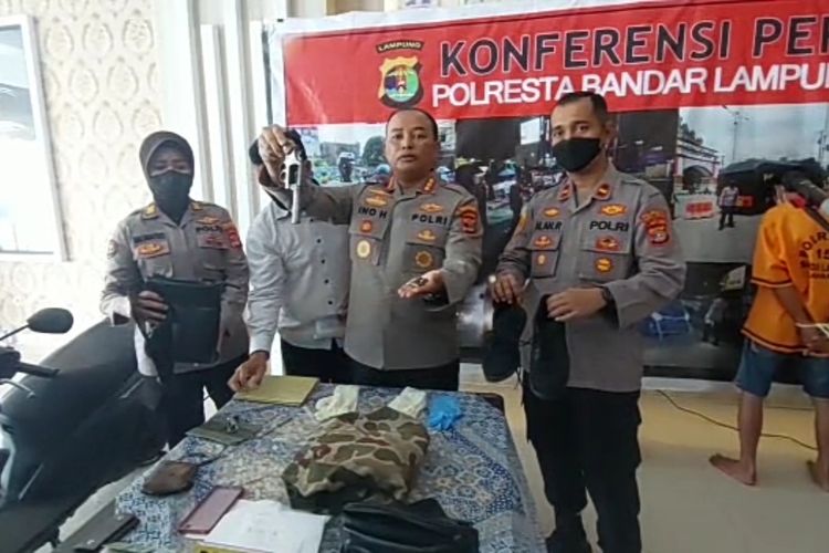 Senjata api jenis revolver milik anggota kepolisian yang diduga dipakai dua pelaku untuk merampok gerai BRI Link saat ditunjukkan kepada wartawan, Senin (21/11/2022). Senjata api organik ini dicuri dari kediaman anggota polisi di Perumahan BKP, Kecamatan Kemiling.