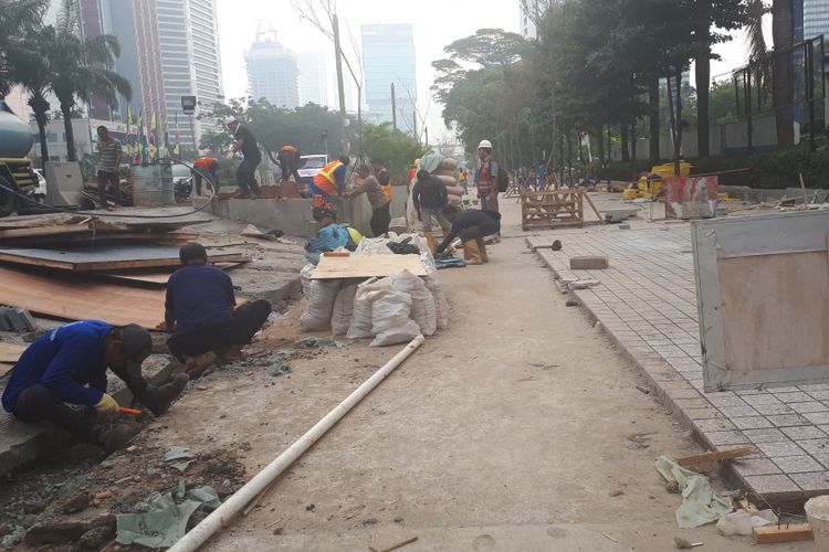 Proses revitalisasi trotoar Zona 4 dimulai dari Gedung Indosemen hingga Gedung Indofood di Jalan Sudirman, Kamis (19/7/2018)