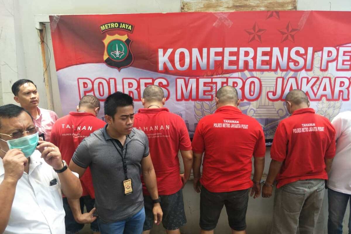 Polisi pada Kamis (13/2/2020) memperlihatkan kepada wartawan sosok pencuri yang menyamar sebagai pegawai PLN dan PAM di Kampung Bali, Tanah Abang, Jakarta Pusat. Kawanan itu berjumlah lima orang. Hingga kini satu orang masih buron.