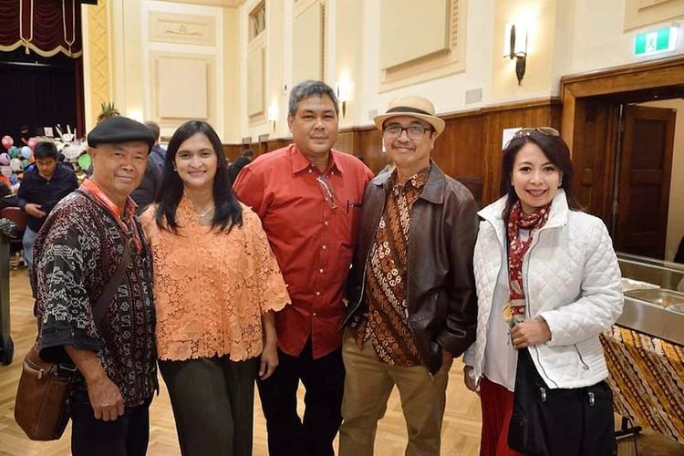 Putu Pendit (dua dari kanan) ketika menghadiri salah satu festival masyarakat Indonesia di Melbourne.