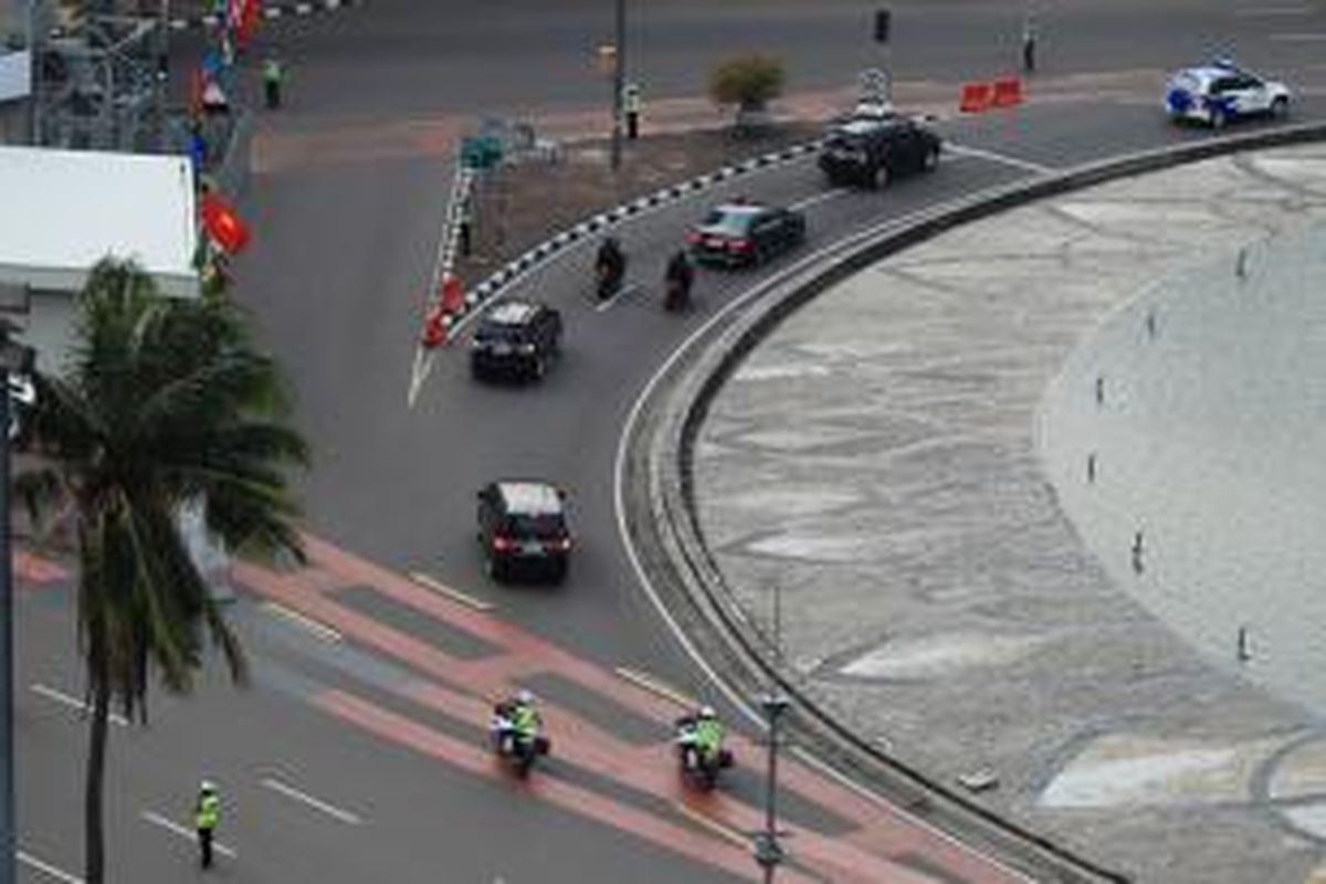 Sterilisasi ruas Jalan MH Thamrin saat delegasi negara anggota Konferensi Asia Afrika melintasi Bundaran Hotel Indonesia, Jakarta, Senin (20/4/2015). Ribuan personel TNI dan Polri diturunkan untuk mengamankan Peringatan 60 Tahun Konferensi Asia Afrika, 19-24 April.