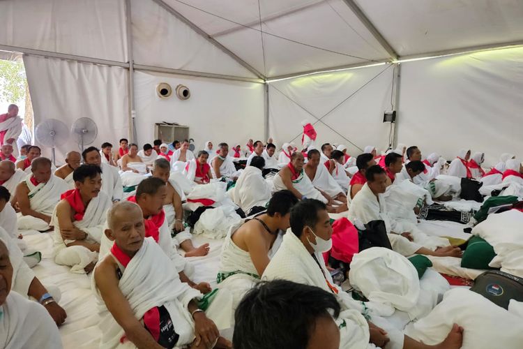 Rombongan jemaah haji Jabar menuju Arafah sejak Senin (26/6/2023) dan Selasa (27/6/2023), Waktu Arab Saudi (WAS), seluruhnya sudah tiba di tenda yang disediakan sesuai kloternya masing-masing.

