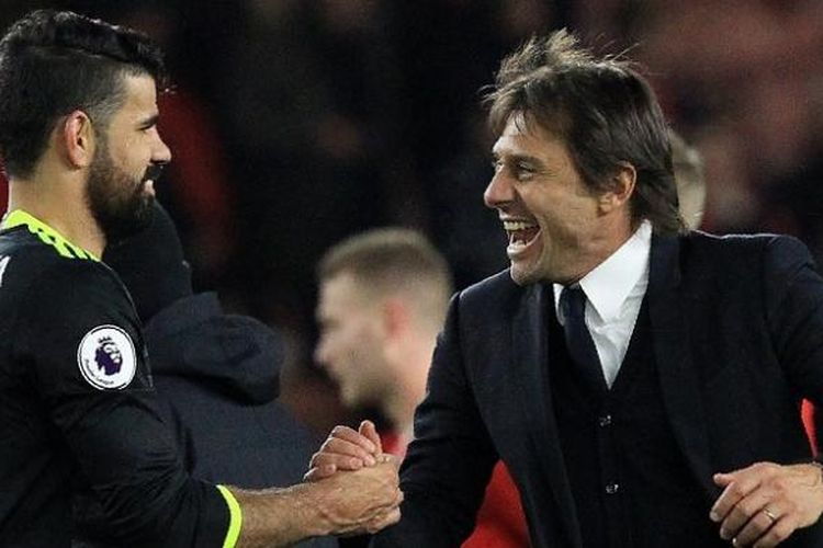 Manajer Chelsea, Antonio Conte (kanan), bersalaman dengan pemainnya, Diego Costa, seusai menang 1-0 atas Middlesbrough dalam laga Premier League, di Stadion Riverside, Minggu (20/11/2016).