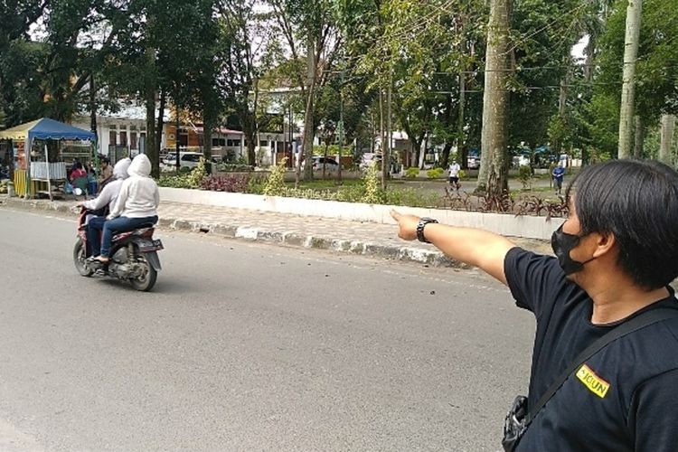Ade Kurniawan, penjaga gedung koperasi simpan pinjam di Jalan Mayjend DI Panjaitan menunjukkan arah korban berjalan dengan anaknya kemudian dijambret.