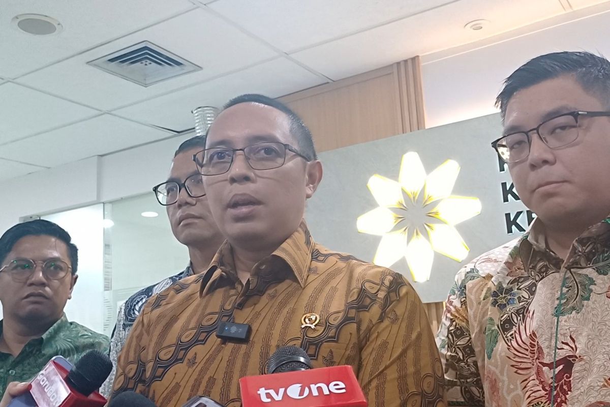 Kepala Komunikasi Kepresidenan Hasan Nasbi di Kantor PCO, Jakarta, Jumat (14/2/2025).