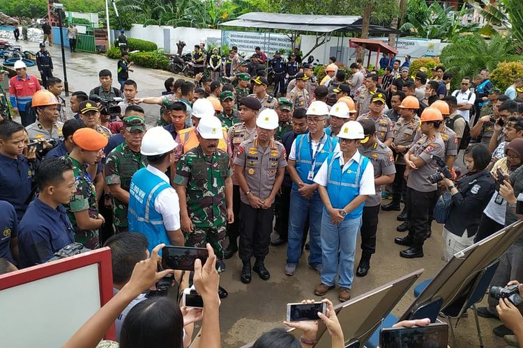Panglima TNI Marsekal Hadi Tjahjanto ditemani Kapolri Jenderal Pol Idham Azis saat meninjau GISTET Kembangan, Jakarta Barat, Jumat (3/1/2020).