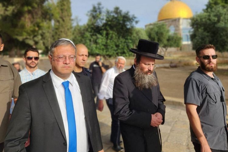 Foto selebaran milik Minhelet Har-Habait (Pemerintahan Temple Mount) ini menunjukkan Menteri Keamanan Nasional Israel Itamar Ben-Gvir (kiri) berjalan melalui halaman kompleks masjid Al-Aqsa Yerusalem, yang dikenal orang Yahudi sebagai Temple Mount, pada 21 Mei 2023. Langkah kontroversial politisi ekstrem kanan itu terjadi di tengah meningkatnya ketegangan di Yerusalem timur yang dianeksasi, setelah dia dan puluhan ribu nasionalis Yahudi berbaris melalui Kota Tua dan lebih dari seminggu memasuki gencatan senjata Gaza yang rapuh.