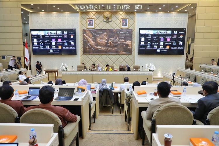 Menteri PANRB Rini Widyantini dan jajaran Kementerian PANRB saat menghadiri Rapat Kerja dengan Komisi II DPR RI, di Gedung DPR, Senayan, Jakarta, Senin (15/9/2025).