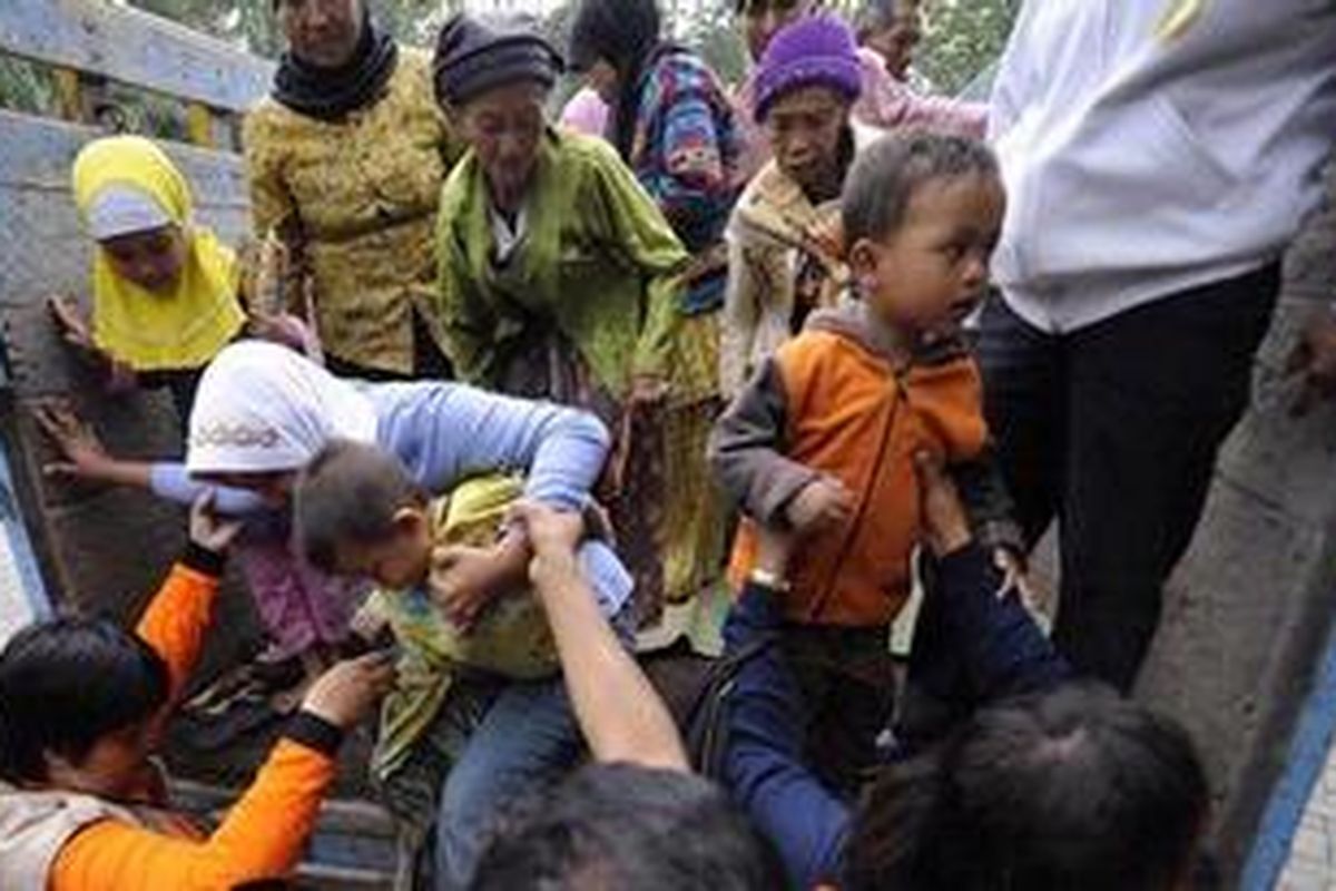 Para lansia dan anak-anak yang tinggal di lereng Gunung Merapi mulai dievakuasi ke barak pengungsian, seperti yang ditemui di barak pengusian Desa Kepuharjo, Cangkringan, Sleman, DI Yogyakarta, Senin (25/10/2010). Status aktivitas Gunung Merapi saat ini meningkat dari siaga menjadi awas, terhitung sejak 25 oktober pukul 06.00. Pemerintah Kabupaten Sleman meminta masyarakat yang tinggal di kawasan rawan bencana Gunung Merapi untuk tidak panik dan bersedia dievakuasi. 