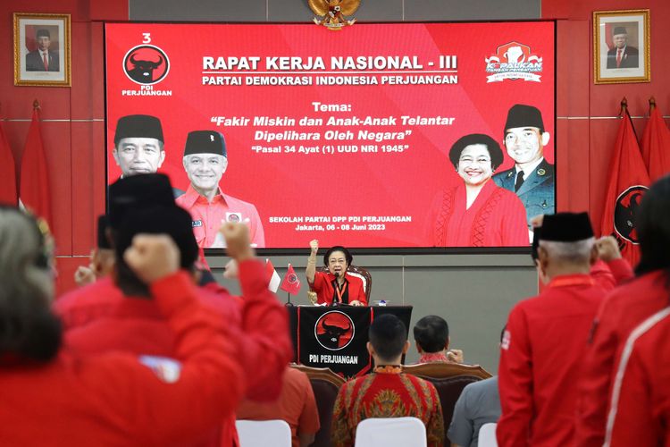 Ketua Umum PDI Perjuangan Megawati Sukarnoputri berpidato saat berlangsungnya Rakernas PDI Perjuangan di Jakarta, Selasa (6/6/2023). Rakernas PDI Perjuangan yang berlangsung 6-8 Juni 2023 itu mengangkat tema fakir miskin dan anak-anak terlantar dipelihara oleh negara.