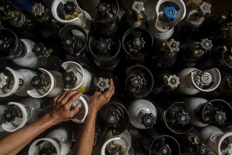 Pekerja menata tabung oksigen medis di salah satu agen isi ulang oksigen, Bandung, Jawa Barat, Kamis (24/6/2021). Permintaan isi ulang dan pembelian tabung oksigen kebutuhan medis rumahan dan rumah sakit terus mengalami peningkatan hingga 150 persen atau dari 100 tabung menjadi 250 tabung perhari sejak lonjakan kasus COVID-19 di Bandung Raya. ANTARA FOTO/Novrian Arbi/rwa.