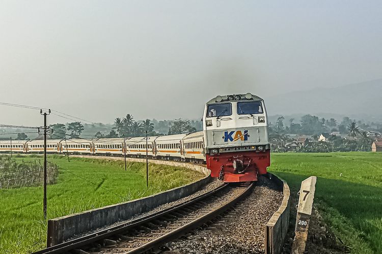 PT Kereta Api Indonesia (Persero) menghadirkan Promo Spesial 12.12 dengan diskon 20% untuk kelas Eksekutif pada sejumlah kereta komersial di Pulau Jawa dan Sumatra. Program ini menjadi bentuk apresiasi kepada pelanggan serta menghadirkan pilihan perjalanan yang lebih terjangkau menjelang masa libur Natal dan Tahun Baru (Nataru) 2025/2026.