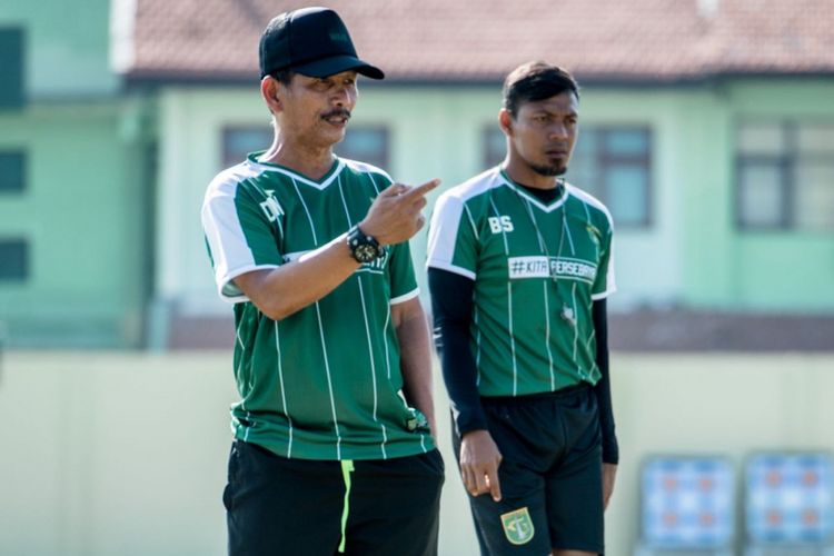 Pelatih Persebaya Surabaya Djajang Nurdjaman (kiri) dan Asisten Pelatih Bejo Sugiantoro memimpin latihan tim