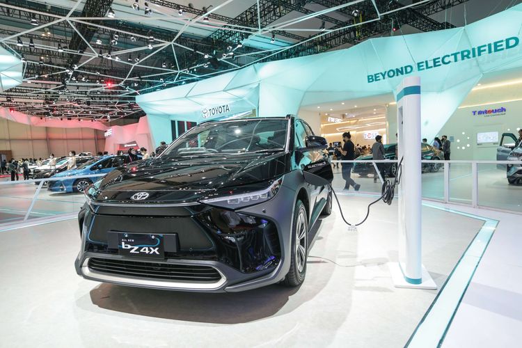 Toyota bZ4X dipamerkan di ajang Gaikindo Indonesia International Auto Show (GIIAS) 2022 di ICE BSD, Tangerang, Jumat (12/8/2022). Dibawa langsung oleh PT Toyota Astra Motor (TAM) dari Jepang, mobil ini untuk kali pertama hadir di pasar Asia Tenggara.