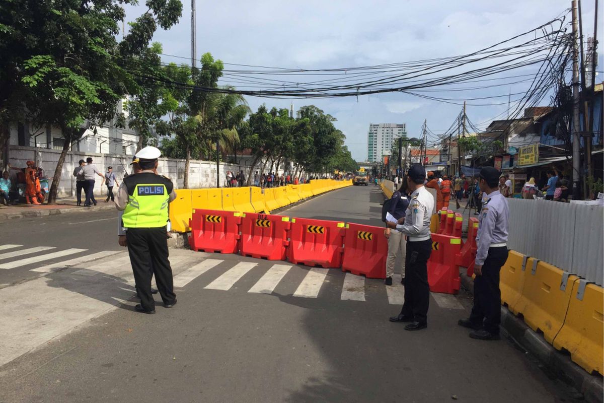 Polantas dibantu petugas Dishub DKI mulai melakukan rekayasa lalu lintas di sekitar Pasar Tanah Abang, Jakarta Pusat, Jumat (22/12/2017).