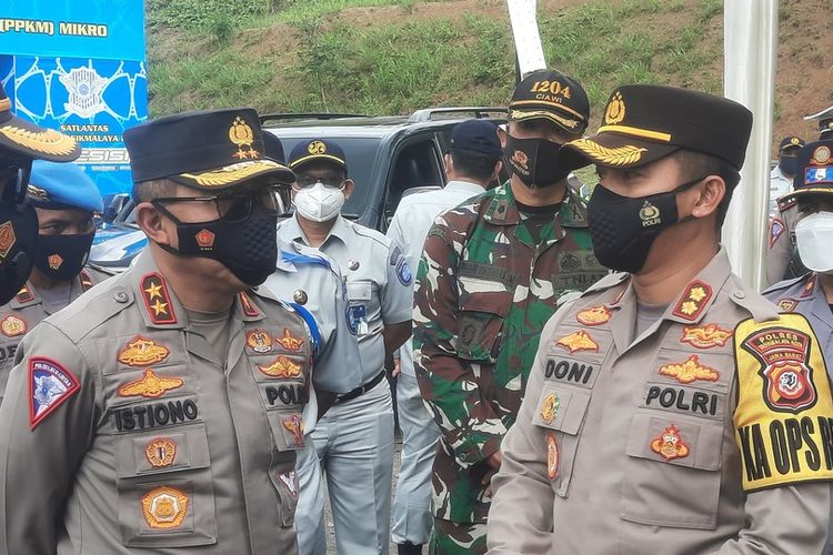 Kepala Korlantas Polri Irjen Pol Istiono bersama Kepala Polresta Tasikmalaya AKBP Doni Hermawan, mengecek kesiapan pos penjagaan arus mudik Lebaran di Kawasan Gentong, Tasikmalaya, Jawa Barat, Kamis (15/4/2021).