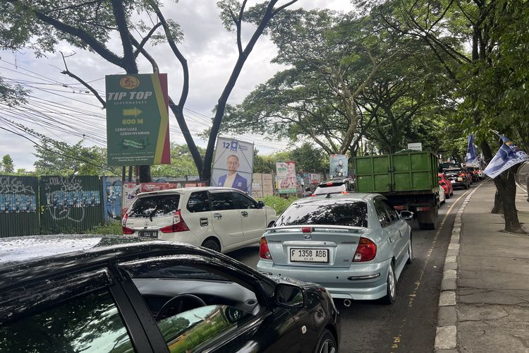 Kemacetan terjadi di jalan KH. Abdullah bin Nuh, Kecamatan Bogor Barat, Kota Bogor, Senin (21/1/2024).