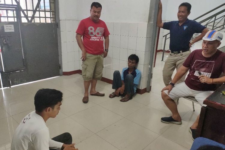 Kepala Lapas Tegal Sambiyono dan petugas lapas lainnya saat menginterogasi pelaku penyelundup HP dan narapidana yang memesannya, di Lapas Tegal, Minggu (8/2/2020)