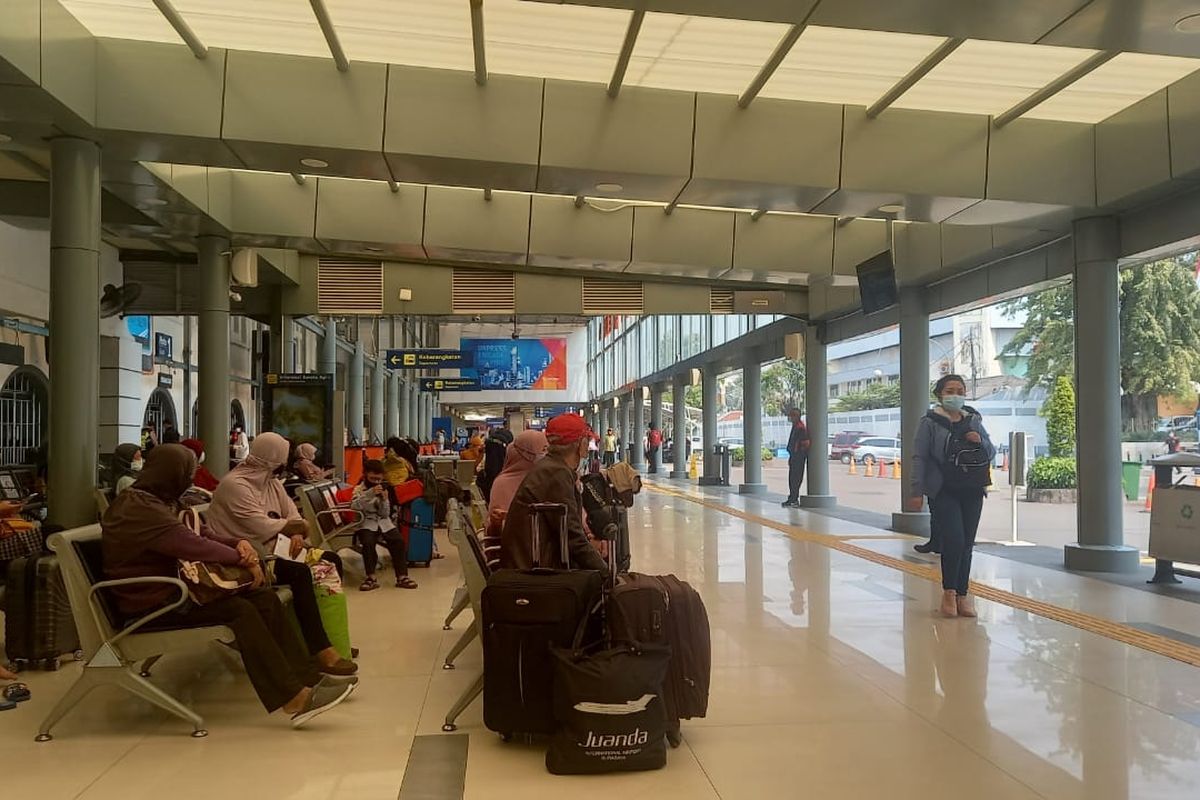 Situasi Stasiun Pasar Senen, Jakarta Pusat, Jumat (23/4/2021).