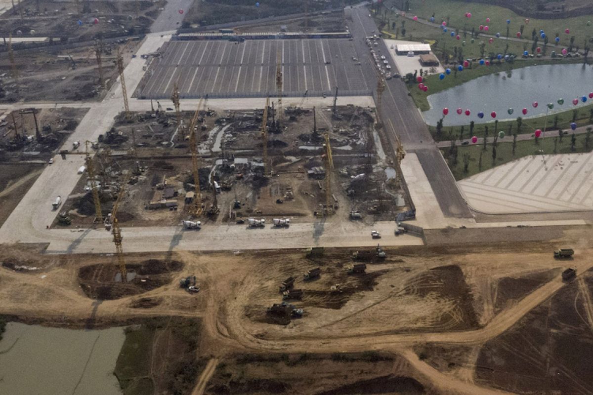 Foto arsip suasana pembangungan proyek kawasan Meikarta di Cikarang, Bekasi, Jawa Barat, Kamis (14/9/2017). Wakil Ketua KPK Basaria Panjaitan menyatakan operasi tangkap tangan (OTT) di Kabupaten Bekasi terkait perizinan proyek Meikarta. ANTARA FOTO/Hafidz Mubarak A/sgd/foc/18.