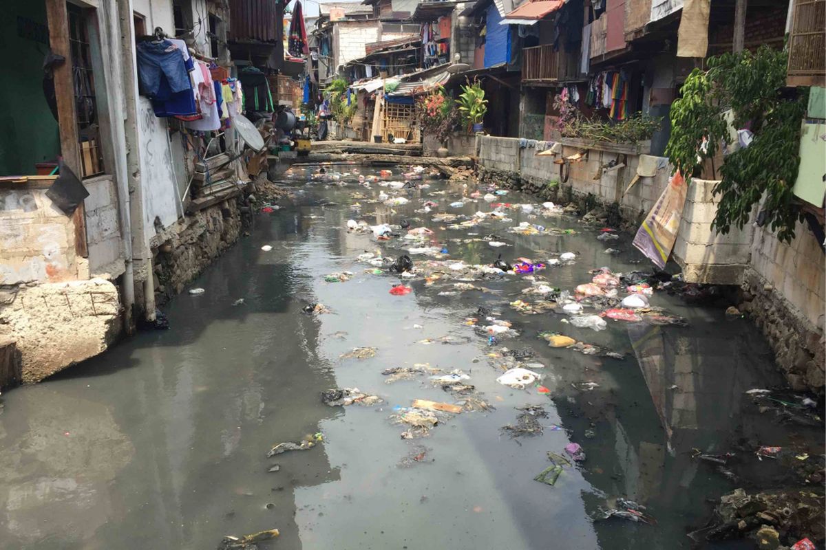 Berbagai jenis sampah menumpuk di aliran Kali Krukut yang berada di Kelurahan Kebon Kacang, Tanah Abang, Jakarta Pusat. Saat menelusuri aliran tersebut, berbagai jenis sampah terihat menumpuk yanh didominasi sampah plastik, bungkus makanan dengan sisa makanan yang masih baru, sterofom, dan pakaian. Tampak juga bakul nasi berukuran sedang tersangkut di aliran Kali Krukut yang dangkal, Jumat (18/5/2018).