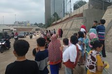 Ada Peresmian Tol Depok-Antasari, Anak-anak Tunggu Jokowi di Pinggir Jalan