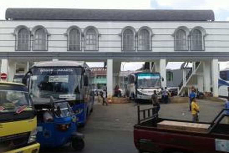 Akibat desain yang terlalu sempit para sopir bus Antar Kota Antar Provinsi (AKAP) di Terminal Rawamangun gigit jari tak bisa menunggu penumpang di dalam terminal yang berlokasi di Pulogadung, Jakarta Timur. Kamis (28/5/2015)