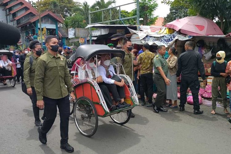 Rombongan Iriana Jokowi saat naik becak ke Sentra Bakpia, Selasa (31/1/2023)