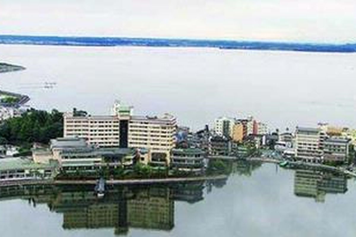 Panorama Danau Hamana dilihat dari Ookusa Mountain Observatory, Hamamatsu, Shizuoka, Jumat (29/10/2010).