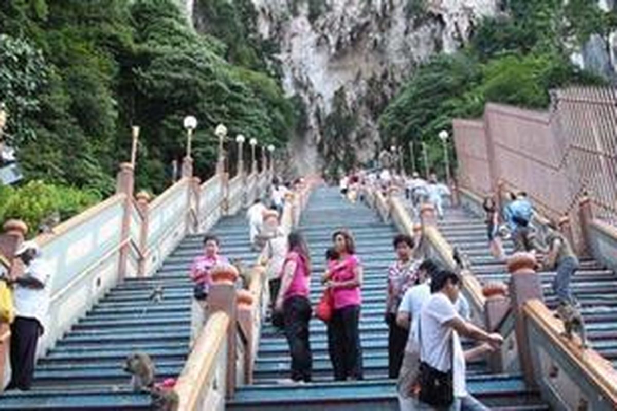 Anak tangga menuju Gua Batu di Kuala Lumpur.