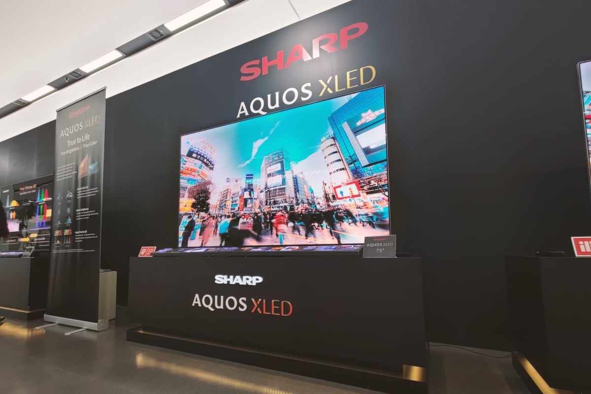 TV XLED Sharp Aquos FV1model 75 inci (4T-C75FV1) dipamerkan di acara peluncurannya di Sakai, Jepang, Rabu (18/5/2023).