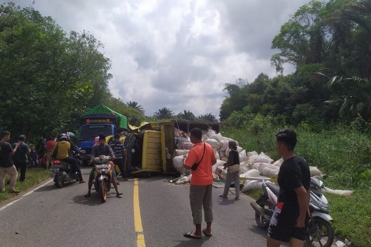 Sebuah mobil truk pengangkut sembako dan mobil pikap tabrakan di Jalan Trans Kalimantan, Kabupaten Kubu Raya, Kalimantan Barat (Kalbar), Minggu (17/9/2023) siang. 